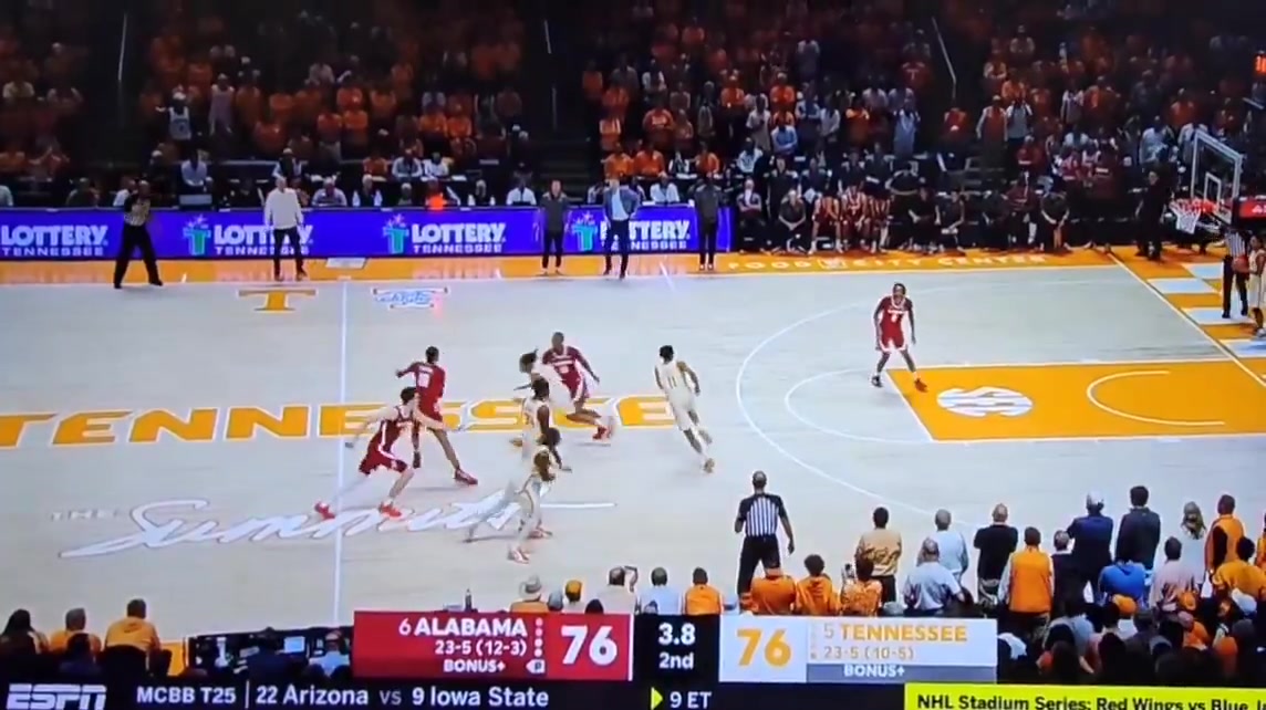 瘋狂三月要來了！NCAA超遠(yuǎn)logo壓哨三分絕殺 全場沸騰！
