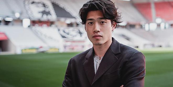 官方：弗賴堡簽約日本邊鋒鈴木唯人，將穿14號球衣。