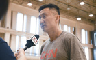 李夢亮相耐高總決賽，打扮亮眼，與杜鋒交流熱烈
