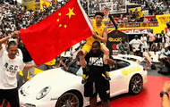 世界冠軍！陳登星胯下扣籃奪冠，舉旗慶祝！