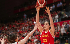 中國女籃險(xiǎn)勝，核心球員失笑，雙場2+2+0，宮魯鳴無耐。