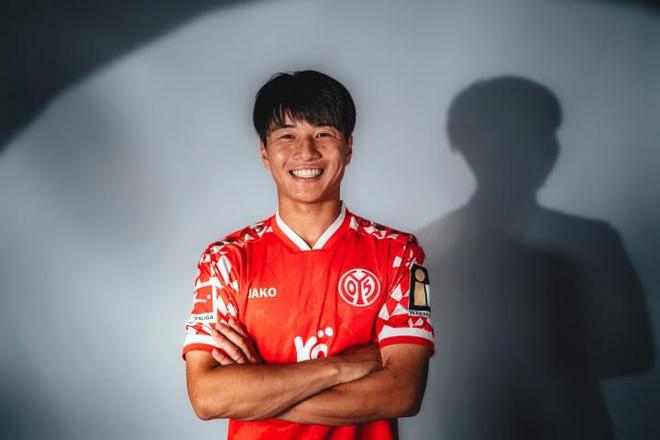 德甲新軍！川崎颯太租借美因茨，23歲日本中場(chǎng)，含買斷條款。