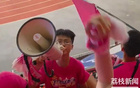 蘇超賽場(chǎng)現(xiàn)16歲領(lǐng)喊迷，鎮(zhèn)江隊(duì)球迷高呼其名。