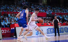 余嘉豪22歲加盟西甲畢爾巴鄂，曾挑戰(zhàn)NBA，西班牙特訓后隨隊備戰(zhàn)亞洲杯。